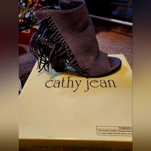 Tassel ankel boots zipper  on sides brush leatheer cute.